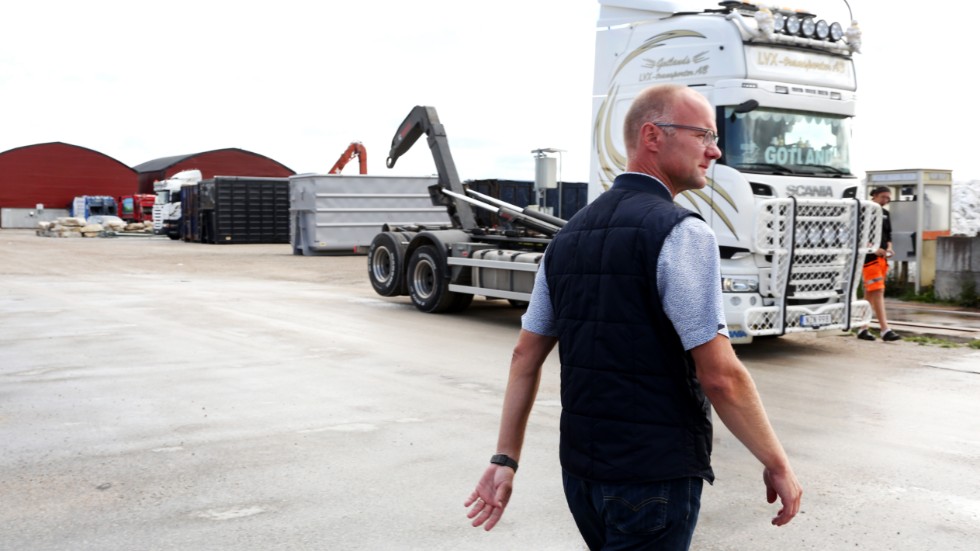 100 lastbilar och 80 entreprenadmaskiner sysselsätts i företagen inom Åkericentralen. VD Henrik Beijer ser behovet av en gymnasieutbildning och han tycker att Skolinspektionens beslut är tråkigt för Gotland.