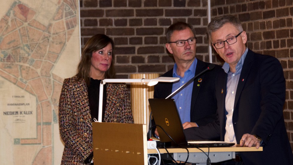 Katarina Burman, Sven Nordlund och Tommy Nilsson drar förslaget Kalix Vision 2030, som också blev beslutet.