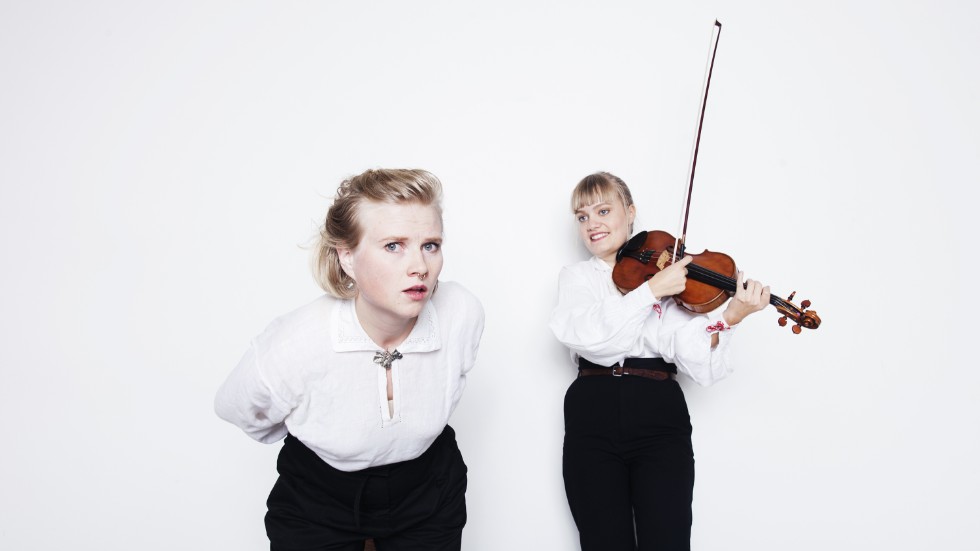 Magdalena Eriksson (till vänster) och Alva Granström gästar Oxelösund med föreställningen "Fröken".