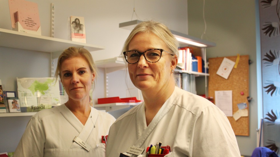 Maria Sleman, sjuksköterska och Pernilla Strömberg, avdelningschef, förklarar att senareläggningen av vaccineringen inte påverkar patienterna negativt. "Snarare tvärtom, effekten håller längre".