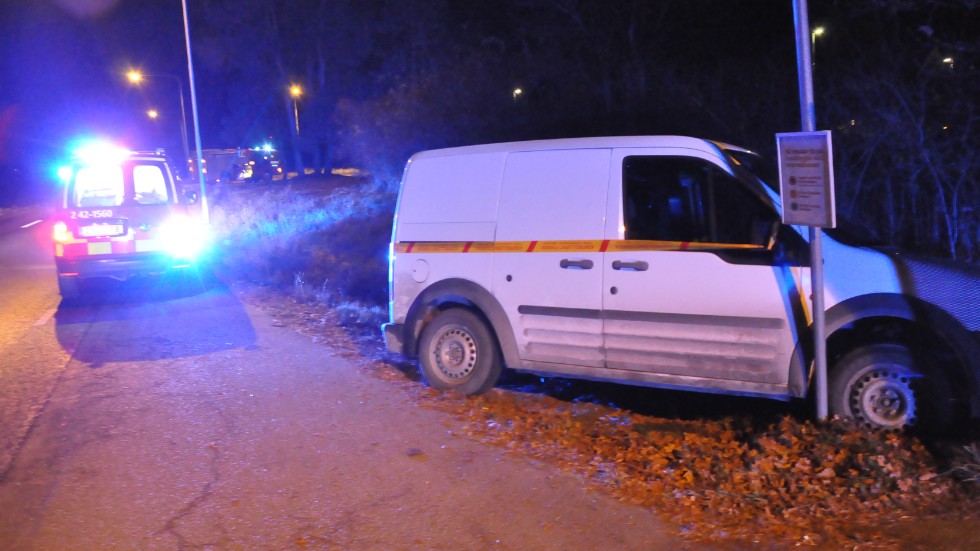 En bil körde av vägen i Skärblacka efter att ha träffats av en stock.