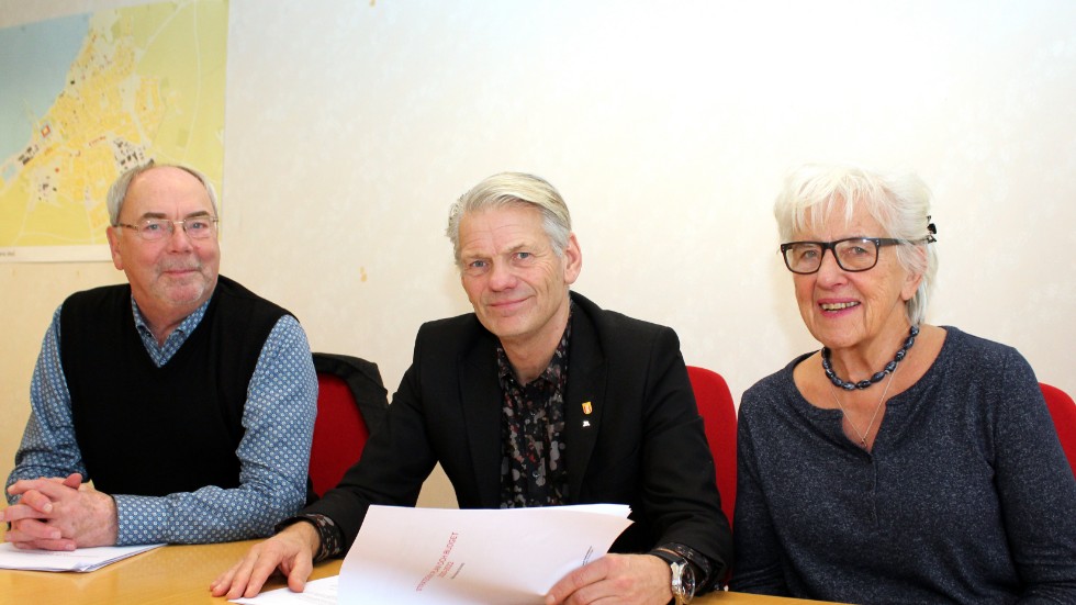 Anders Hedeborg (S), Peter Karlsson (M) och Eivor Folkesson (MP) presenterar den politiska majoritetens budgetförslag.
