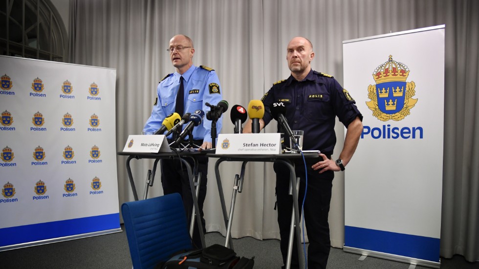 Mats Löfing, chef NOA och Stefan Hector, chef för operativa enheten vid NOA, höll pressträff med anledning av att NOA inlett en nationell särskild händelse mot organiserad brottslighet.
