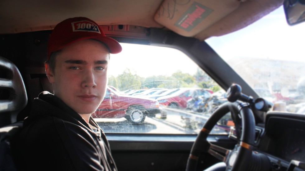 Jakob Wahlström tog körkort för EPA-traktor så fort han hade fyllt 15. Nu kör han mycket alla dagar i veckan, men framförallt på helger. 