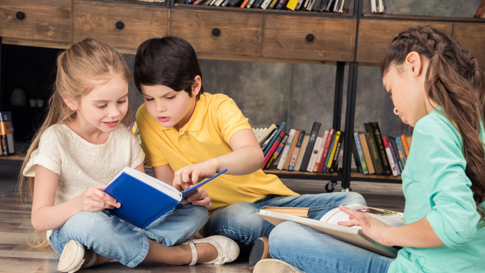 Att läsa böcker är bra för barnens fantasi och språkutveckling, säger forskningen.