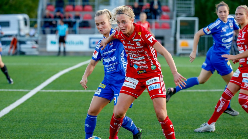 Tove Almqvist i kamp med Piteåspelaren Julia Karlernäs.