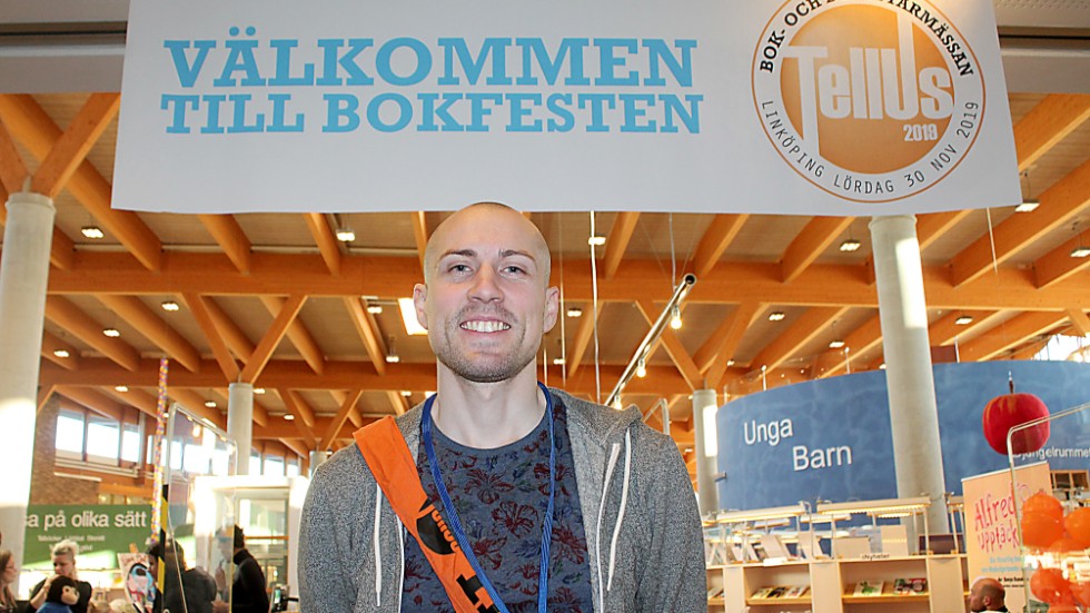 Johan Hagesund, projektledare på Tellus, hälsade välkommen till Östergötlands bokmässa på Stadsbiblioteket i Östergötland.