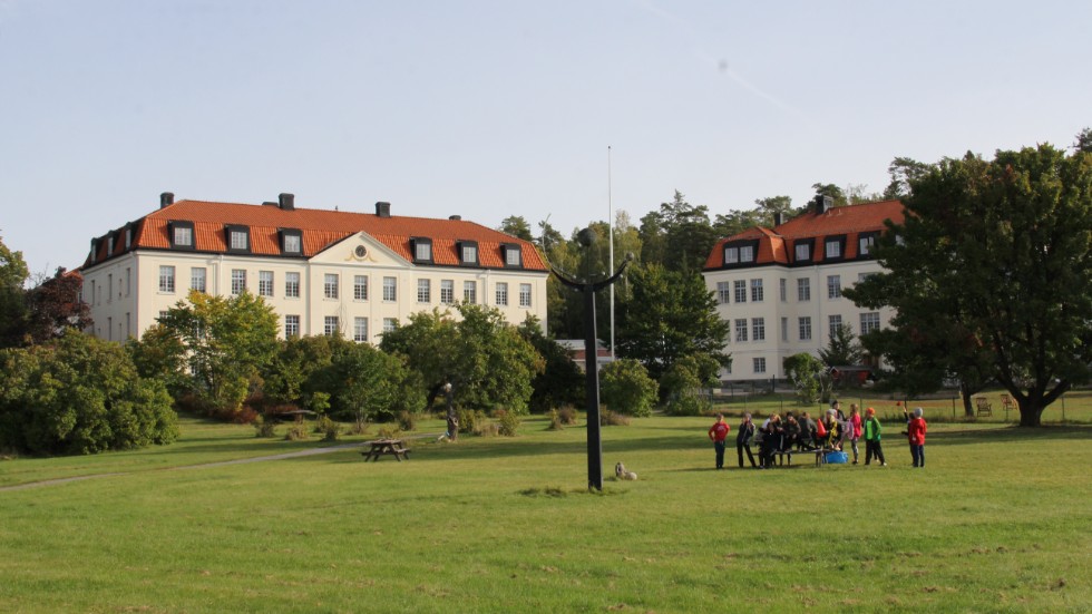 Knivsta Läkargrupp delar den vänstra byggnaden i gamla Margarethahemmet med Margarethaskolan. I SKL:s patientenkät för två år sedan kom vårdcentralen i topp i patientnöjdhet i Uppsala län.