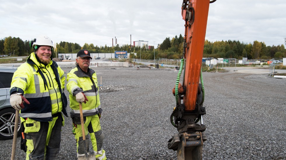 Joakim Andersson och Jan-Erik Eriksson, Nyab, invid den nya stora parkeringsplatsen som ska rymma 120 bilar. I bakgrunden syns också betongplattan som butiken ska byggas på.