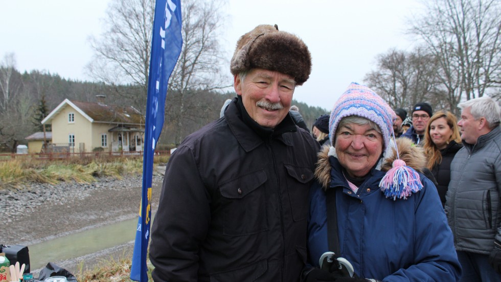 Klas-Göran och Kjerstin Bask har fått ett träd i gemensam 80-årspresent. "Hellre det än något som ligger och skrotar hemma", säger Kjerstin.