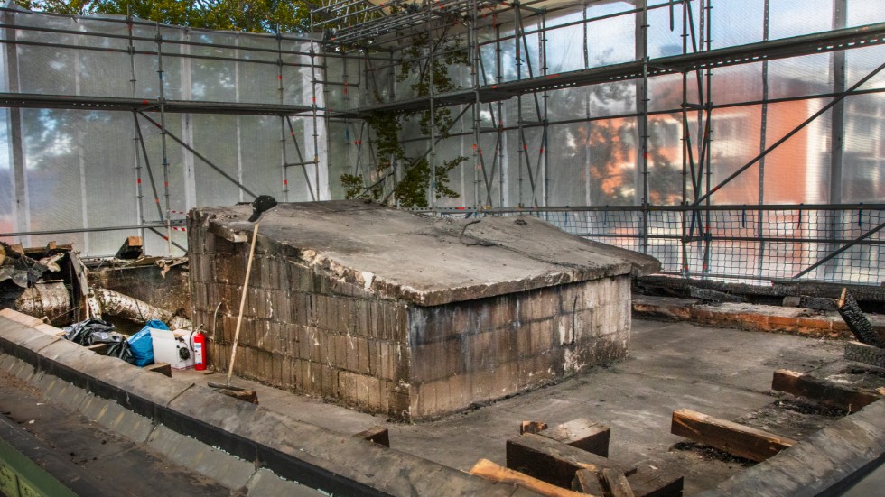 I mitten på det avbrända taket ser man resterna av det gamla ventilationssystemet.