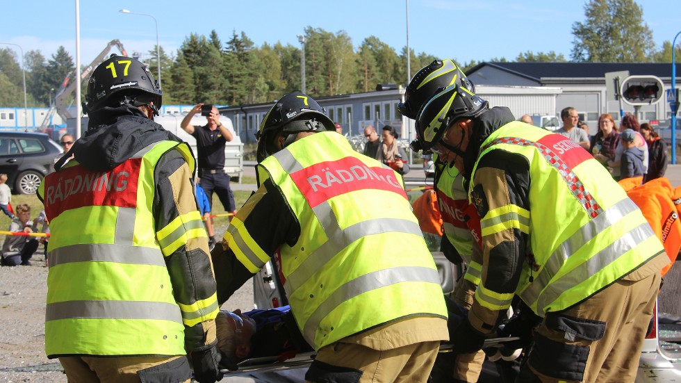 Utanför brandstationen i Bålsta får publiken se när räddningstjänsten rycker ut på det som kunde ha varit en allvarlig olycka. Den här gången var det bara övning.