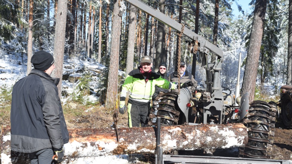 Sven-Göran Nilsson lastar på timmer på sitt specialbyggda ekipage som han använder mycket i skogen till vardags.