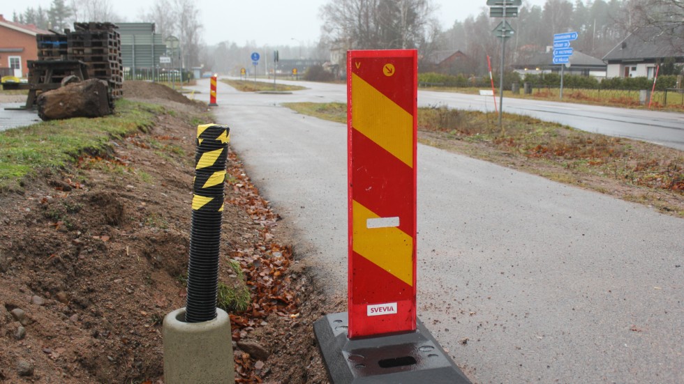 Nu satsar kommunen på ökad säkerhet och trivsel i Mörlunda genom att sätta upp åtta gatlysen längs gång- och cykelvägen i centrum.