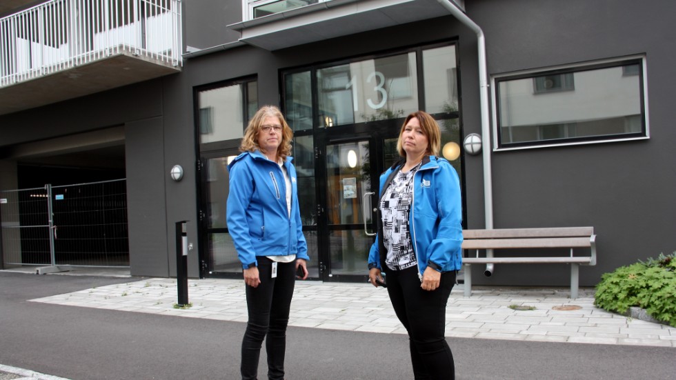 EHB:s fastighetschef Lena Pettersson och ekonomi- och kundtjänstchef Malin Wikman framför porten till huset där branddrabbade kan få bo.