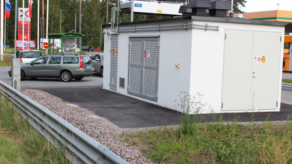 Kompressorbyggnaden vid Vallarondellens biogasmack saknade bygglov. Nu får Svensk Biogas betala sanktionsavgift.