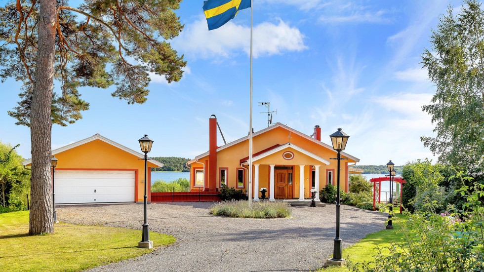 En villa med sjötomt i Vreta som är till salu för 16,9 miljoner kronor klickades flitigast på Hemnet förra veckan.