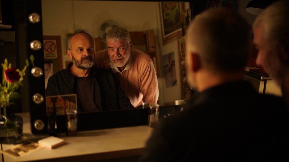 Juha (Johan Rheborg) träffar den gamle mobbaren Stefan (Jakob Eklund) i logen efter en föreställning i ”En komikers uppväxt”. 