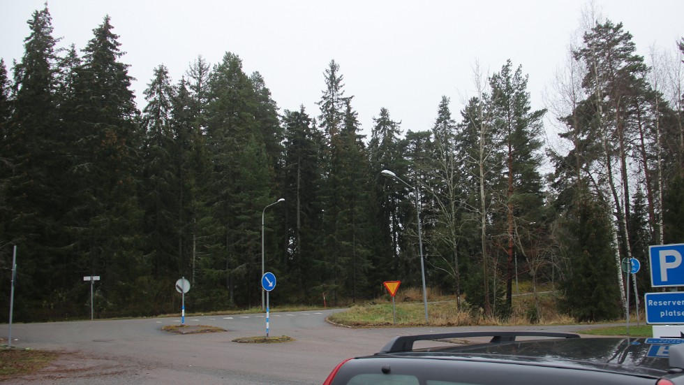 I skogsområdet på andra sidan Stora Vägen i Fjärdhundra, här sett från förskolans parkering, ska den nya brandstationen i Fjärdhundra preliminärt stå klar vid årsskiftet 2021/2022.