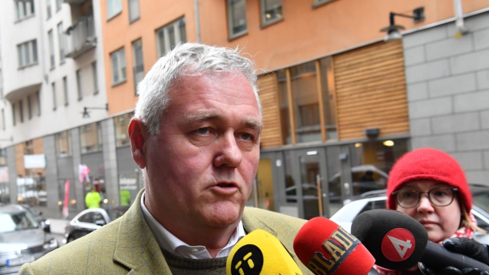 Centerns tf partiledare Anders W Jonsson försvarar januaripartiernas överenskommelse om las.