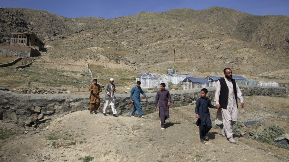 Familjen till en läkare och hans två syskon som avlidit i covid-19 i mitten av maj går till en begravningsplats i Kabul, där spridningen av coronaviruset varit omfattande.
