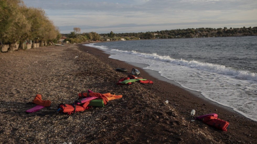 Flytvästar efter människor som har tagit sig över havet från Turkiet till Grekland. Sverige bör behandla alla flyktingar lika, oavsett orsakerna till deras flykt.