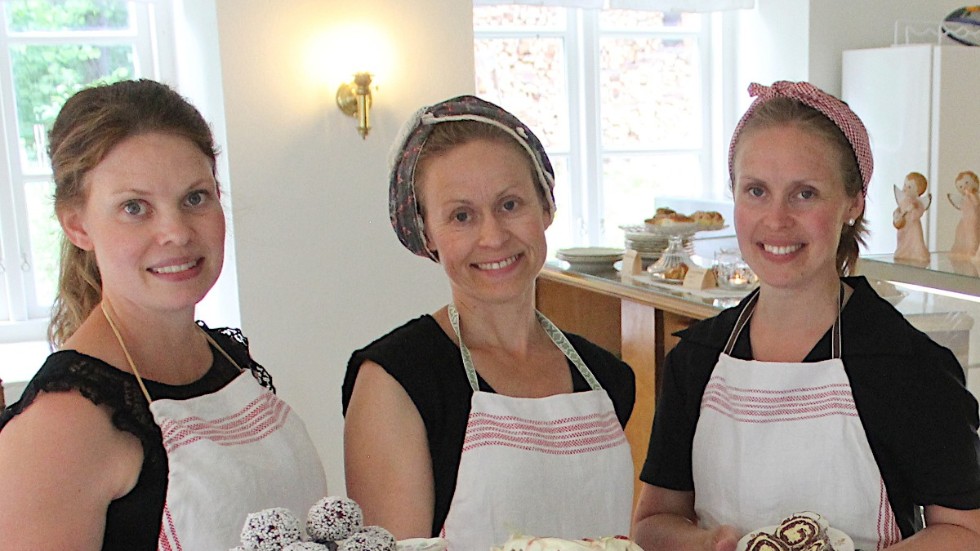Josefina Ljungqvist, Erika Gustavson och Martina Wastring, som driver Kafé Tre systrar, ställer inte in utan om. Coronautbrottet har fått dem att tänka i nya banor.  