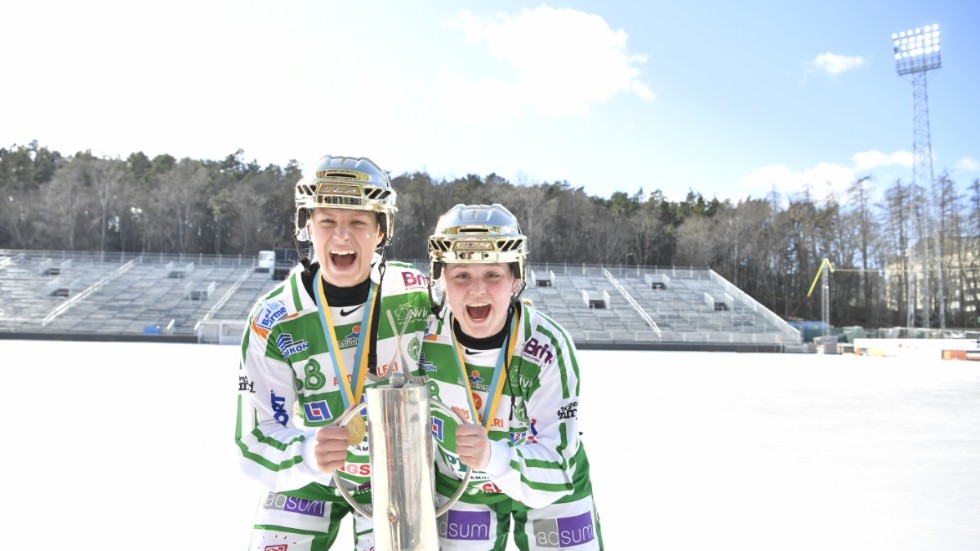 Bandyfinalen var bland det absolut sista som hände i sportväg innan coronaviruset lamslog idrottsvärlden. Västerås Matilda Plan och Charlotte Selbekk jublar med pokalen efter segern mot Skutskär. Arkivbild.