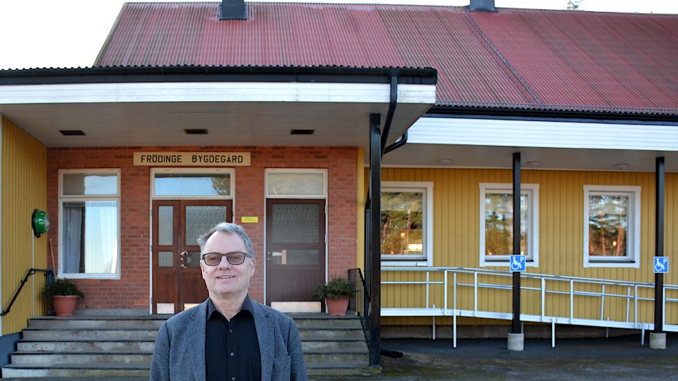 Bertil Carlsson är ordförande i Frödinge bygdegårdsförening. Här på bild framför bygdegården, där SM-tävlingen var tänkt att hållas.