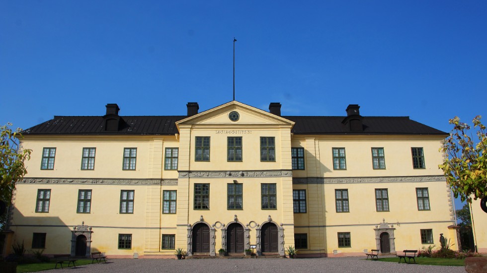Bussen kommer framöver ta vägen över Löfstad slott. En sträcka med långt färre bostäder än sträckan över Skärblackavägen, skriver Fredrik Karlsson.