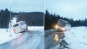 Skolbuss åkte av vägen utanför Lövånger: ”De är säkert skärrade”
