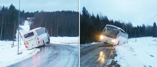 Skolbuss åkte av vägen utanför Lövånger: ”De är säkert skärrade”