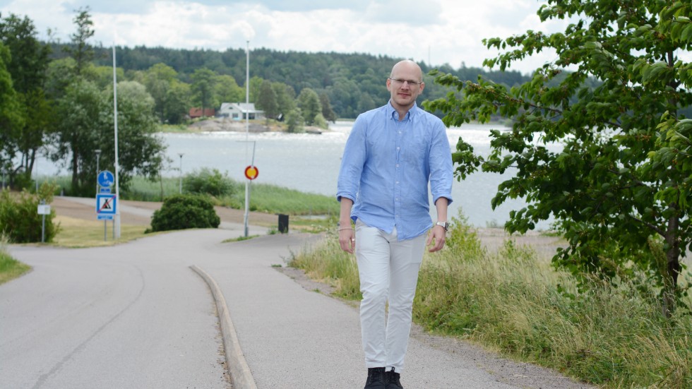 Sverigedemokraterna i Kinda, med politikern Christian Nordin Olsson, reserverade sig mot beslutet att bygga en ny skola i Rimforsa på befintligt området. "Känns förhastat", säger han.