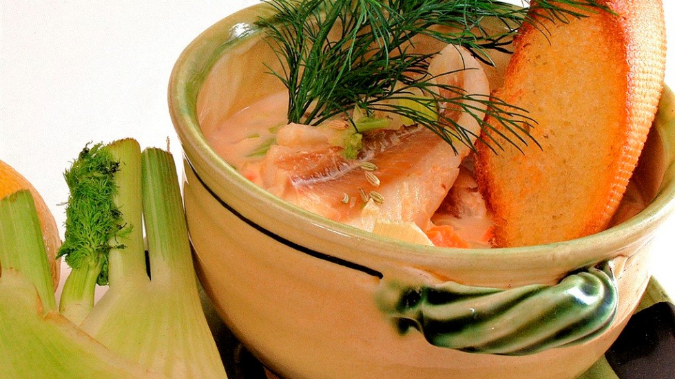 Fänkål ger underbar smak åt den mättande fisksoppan som bjuds med ugnsrostat bröd.