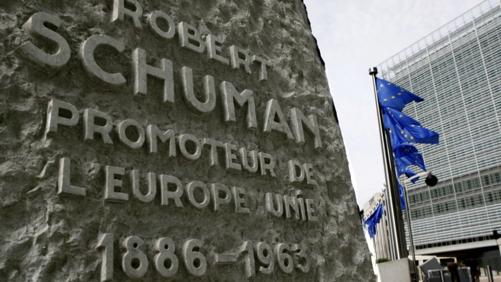 Europaflaggorna flyger i vinden vid stenmonument till Robert Schumans minne vid EU-högkvarteret i Bryssel.