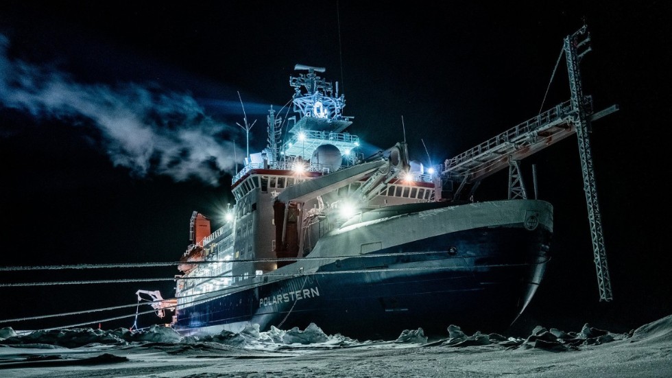 Isbrytaren Polarstern är sedan flera månader infrusen i packisen i Arktis. Planen är att fartyget ska driva med isen i ett år.