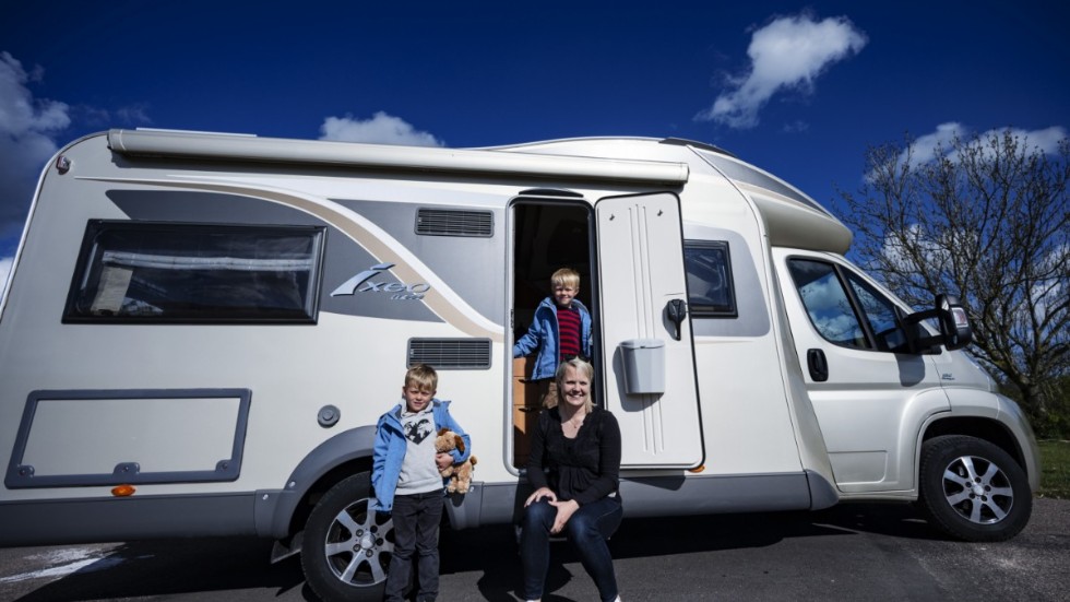 Emma Bauer och sjuåriga tvillingsönerna Ebbe och Vincent utanför familjens nya husbil. "Vi kände att det är ett smidigt sätt att ta sig runt och uppleva Sverige på och ett bra sätt att resa på nu när det är osäkert hur man kan göra i framtiden", säger Emma Bauer.