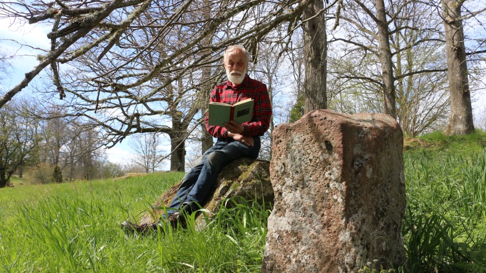 Thorbjörn Svahn, ordförande i Hultsfreds hembygdsförening, läser på om vad som hände i grannsocknen för 378 år sedan.