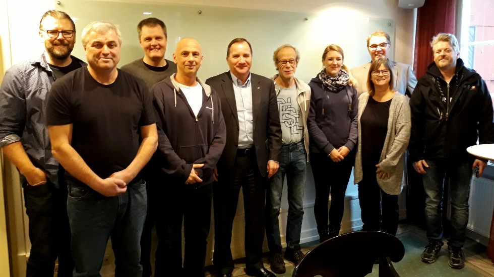 Här en bild från slutet av 2019 där Stefan Löfven står omgiven av en del av sitt socialemokratiska ursprung: IF Metallare från Gotland. 
