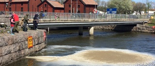 Förklaringen: Därför skummar det i Nyköpingsån vid populära fiskeplatsen