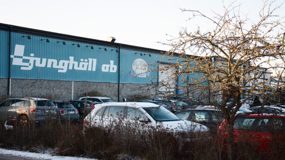 Ljunghälls fabrik i Södra Vi har stått helt stilla sen förra veckan. Från och med nästa veckan räknar man med att prdouktionen ska gå igång stegvis och att de anställda kan återvända i etapper.