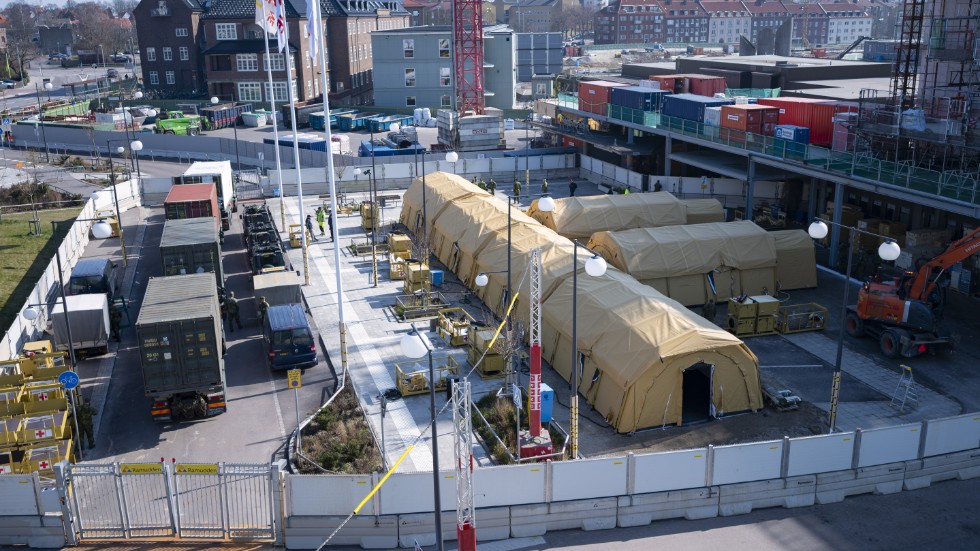 Tältsjukhuset utanför Lasarettet i Helsingborg på torsdagen. Ett 50-tal militärer bygger upp det tillsammans med personal från Socialstyrelsen.