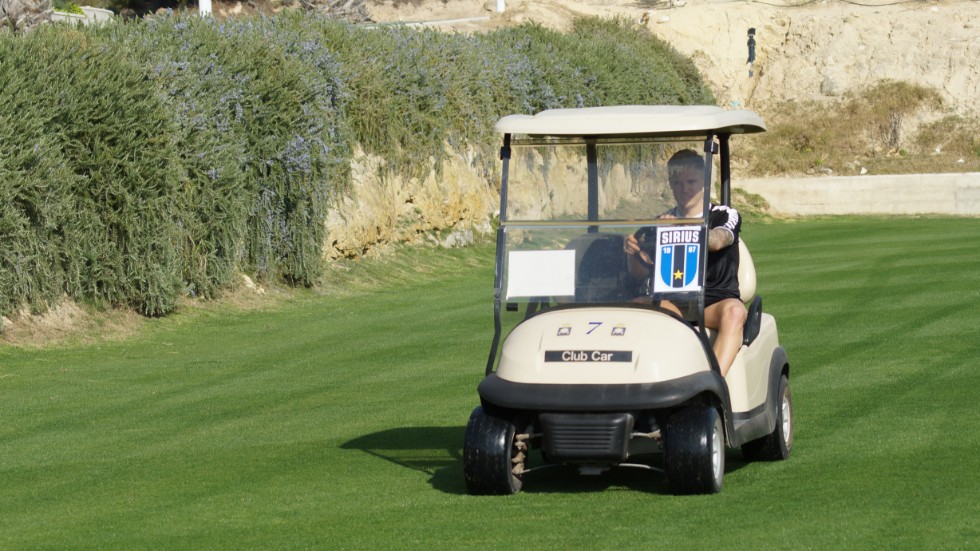 En golfbil utsattes för skadegörelse ute vid Fredenborgs herrgård. Genrebild.