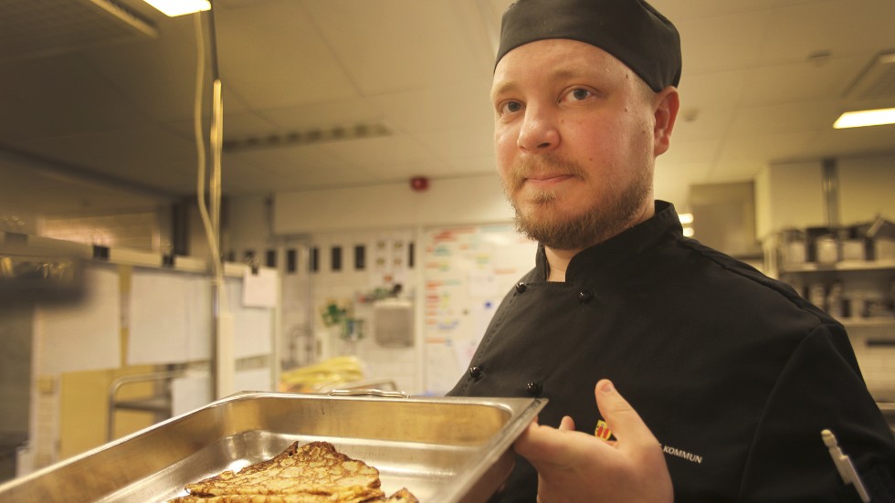 Äldreomsorgens 350 portioner pannkakor lagas för hand, men skolan behöver 7 000 pannkakor så de köps färdiga, liksom kåldolmarna. I övrigt lagas det mesta på plats, konstaterar köksmästare David Jepsen.