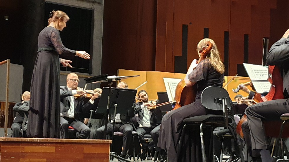 Christina Hörnell ledde säkert både kör och orkestern med konsertmästare Henrik Jon Petersen 