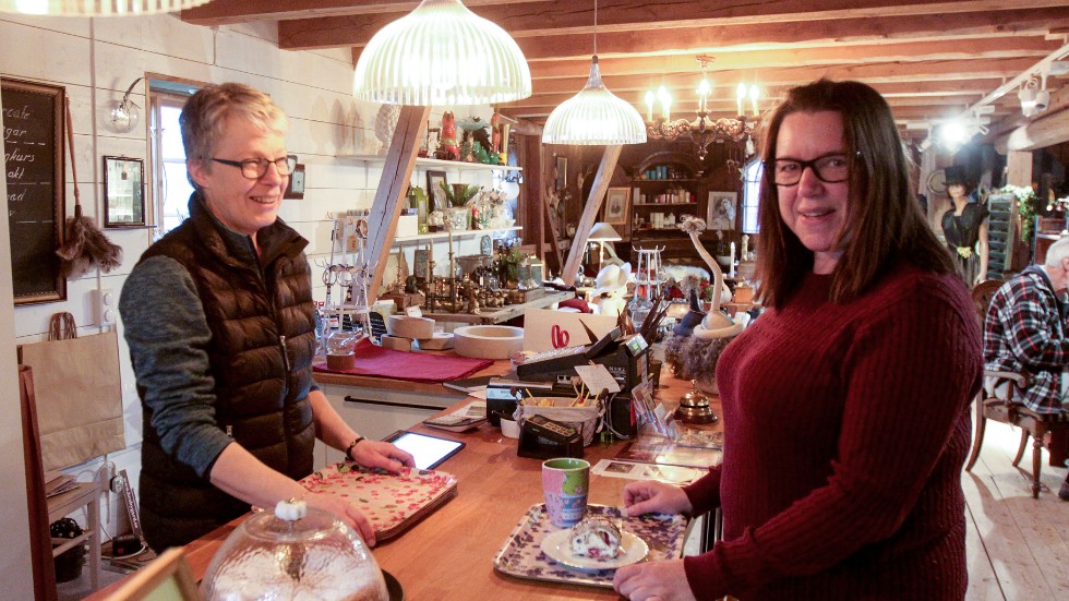 Gunvor Bergdahl, som driver galleriet och kaféet, serverar kaffe till besökaren och stamgästen Agneta Svedell.