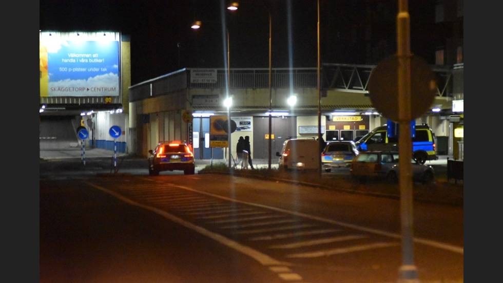 Flera gärningsmän rånade i måndags kväll butiken i Skäggetorp.