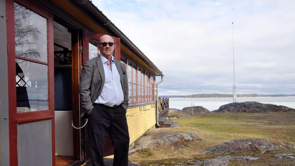 Göran Haglund säljer sin mark, samt cafét och ett par stugor, intill Vivesta havsbad.