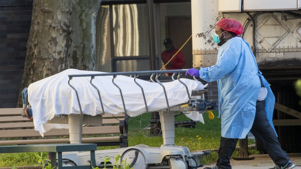 En person som dött i covid-19 rullas ut från ett sjukhus i Brooklyn i New York i veckan.