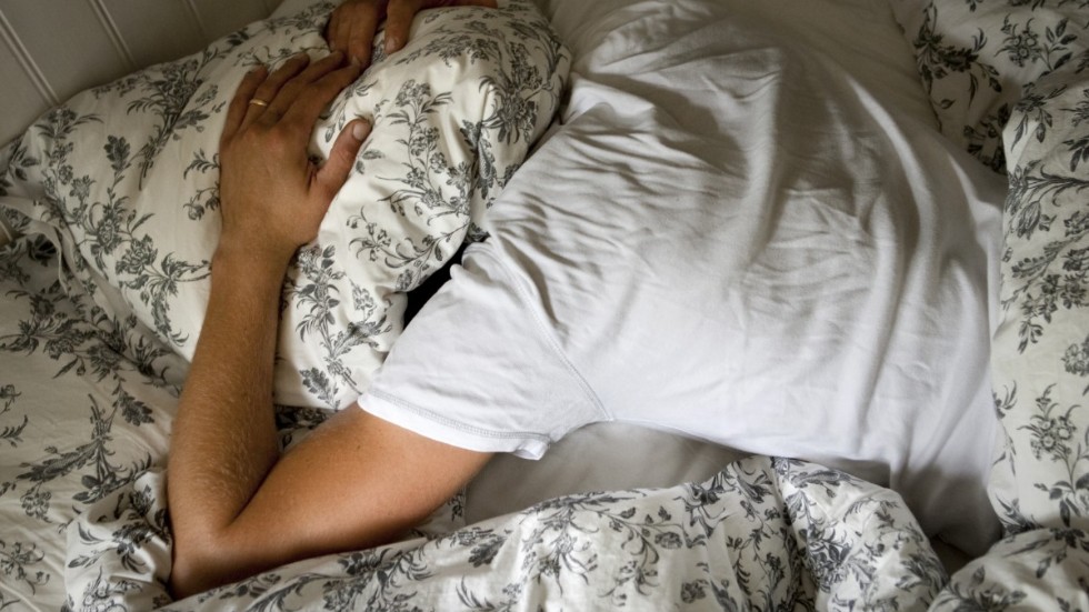 Det är vanligt att människor drömmer om det de är orolig för, enligt sömnforskaren Torbjörn Åkerstedt.